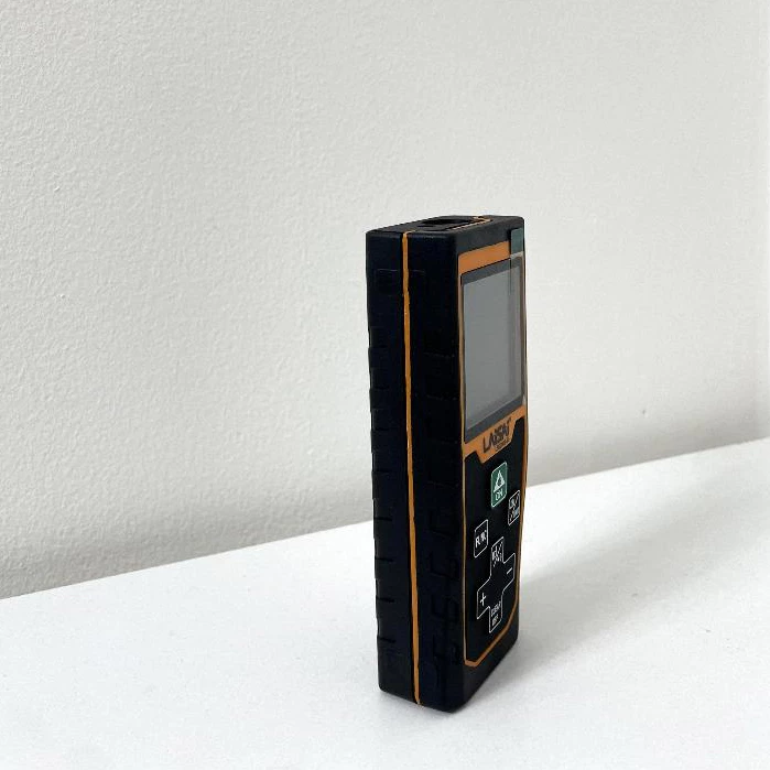 Ưu điểm nổi bật của MÁY ĐO KHOẢNG CÁCH LAISAI LSG2003-60 TIA XANH SIÊU SÁNG Thiết kế nhỏ gọn, kích thước 120 × 47 × 26 mm và trọng lượng chỉ 100g giúp cầm nắm thuận tiện trong công việc và di chuyển. Giao diện nút bấm rõ ràng, màn hình có đèn nền tự tắt sau 10 giây để tiết kiệm năng lượng. Pin Li-ion 3.7V 850mAh tích hợp và cổng sạc USB Type-C (DC 5V/1A) cho phép sạc nhanh, hoạt động ổn định trong nhiều điều kiện. Máy có tự động tắt laser sau 30 giây và tự tắt thiết bị sau 3 phút nhằm bảo vệ pin và tăng tuổi thọ. MÁY ĐO KHOẢNG CÁCH LAISAI LSG2003-60 TIA XANH SIÊU SÁNG Công dụng sản phẩm Sử dụng tia laser xanh 505–670 nm, cấp laser Class 2 (<1mW), máy đo khoảng cách cho kết quả chính xác cấp 1, đo được ở các phạm vi 60m, 80m và 100m phù hợp cho khảo sát nhanh. Chế độ đo liên tục, đo giá trị lớn nhất/nhỏ nhất giúp xác định khoảng cách trong môi trường thi công. Máy hỗ trợ tính diện tích, thể tích, cộng/trừ phép đo và có cảnh báo âm thanh, phù hợp cho kỹ sư, thợ nội thất, thi công xây dựng và đo đạc tại hiện trường. Phạm vi nhiệt độ hoạt động từ -10°C đến +50°C giúp máy hoạt động tin cậy ngoài trời lẫn trong nhà. MÁY ĐO KHOẢNG CÁCH LAISAI LSG2003-60 TIA XANH SIÊU SÁNG Mua hàng tại Dụng Cụ Chính Hãng Dụng Cụ Chính Hãng chuyên cung cấp dụng cụ điện, máy cầm tay, thiết bị công nghiệp chính hãng với giá tốt và dịch vụ tận tâm.