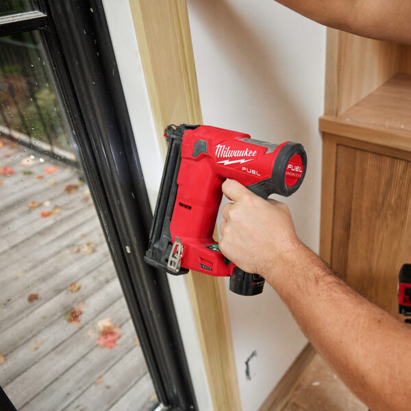 Máy Bắn đinh F 15-38mm Milwaukee M12 FCN18GS-0X ASIA Chứa 110 đinh, Bắn đơn/liên Tục