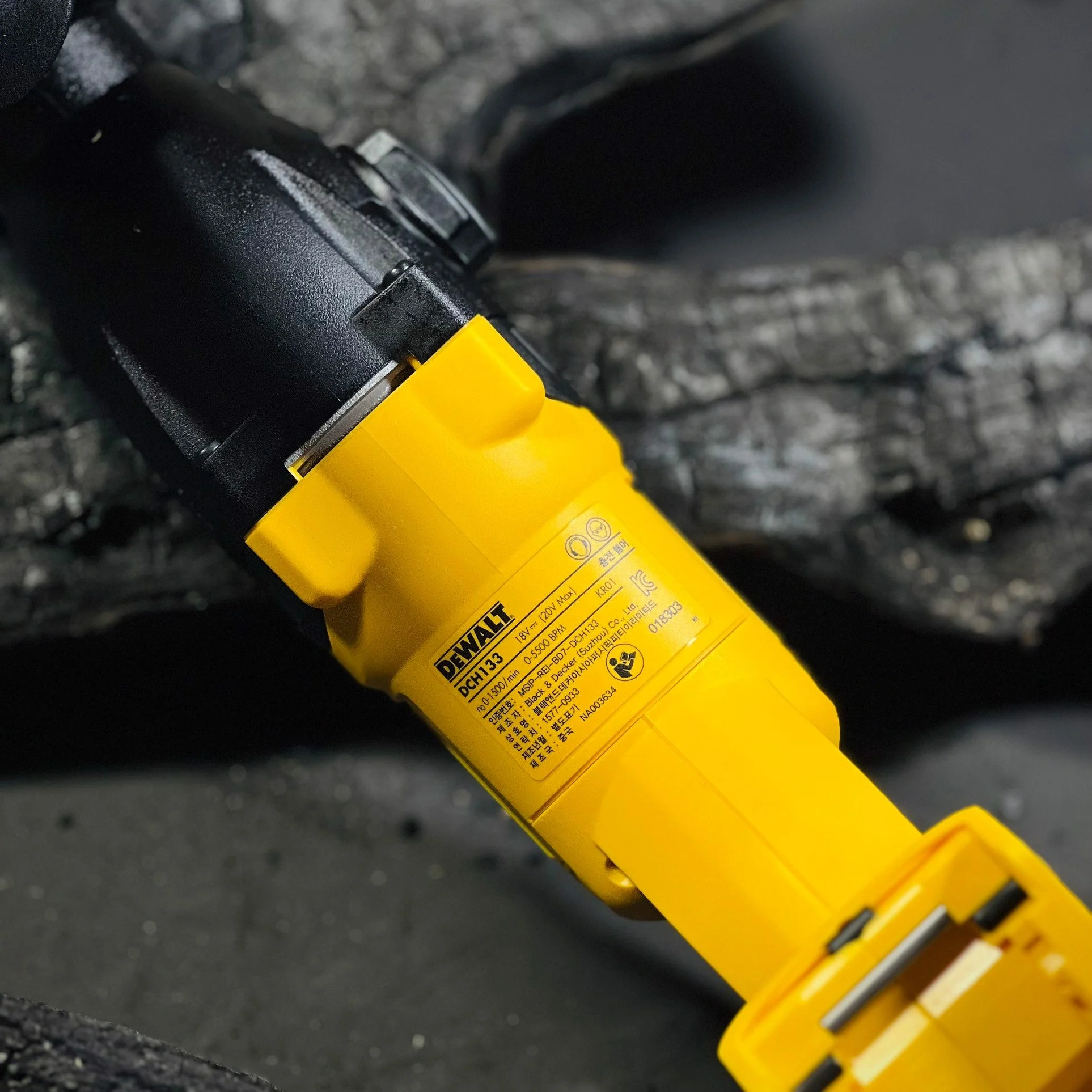 Máy Khoan Bê Tông Dewalt DCH133N-KR Pin 18V, Động Cơ Không Chổi Than, Lực Đập 2.6J