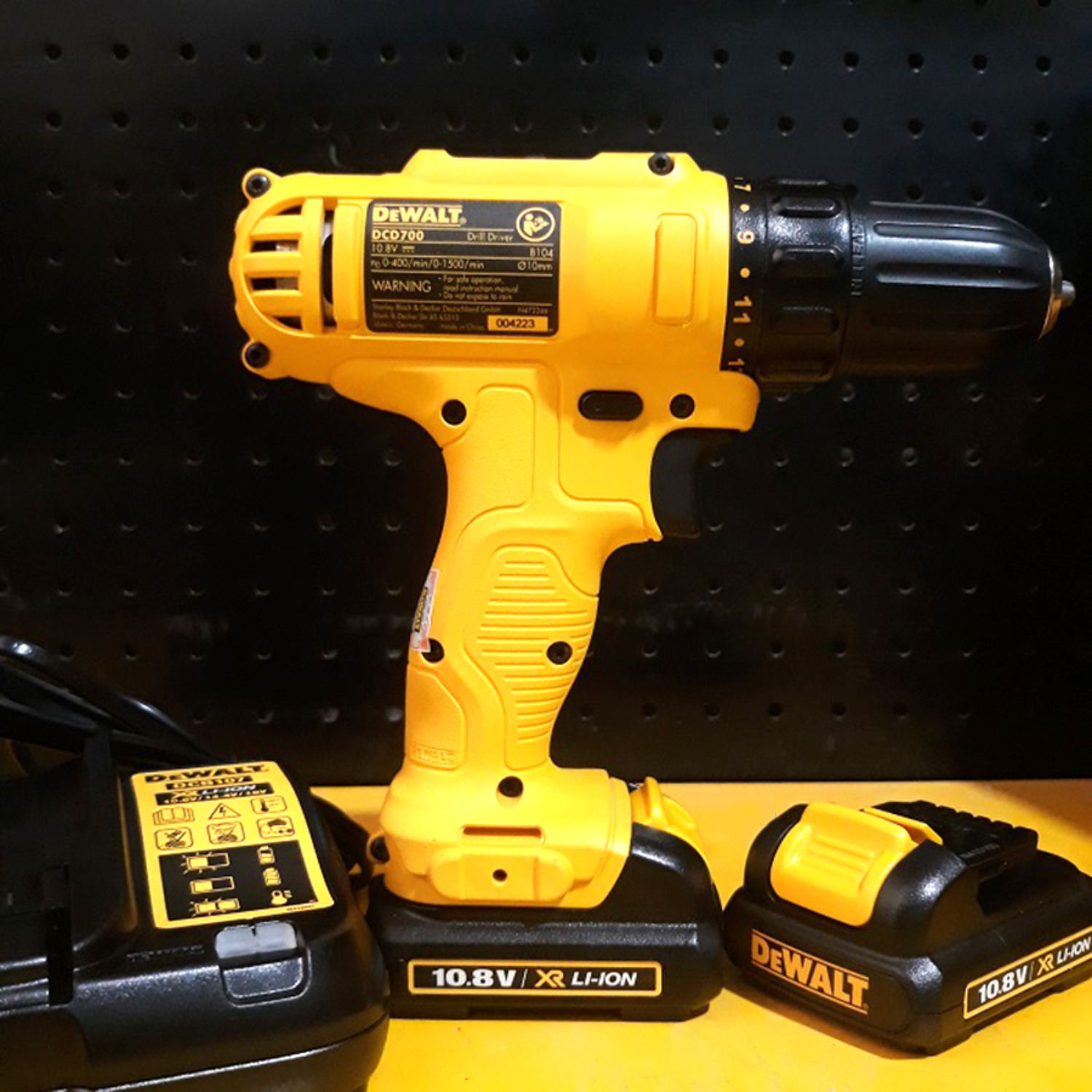 Máy Khoan Vặn Vít Pin Dewalt DCD700C1-B1 10.8V, Tốc độ 1500 v/p, Chính Hãng