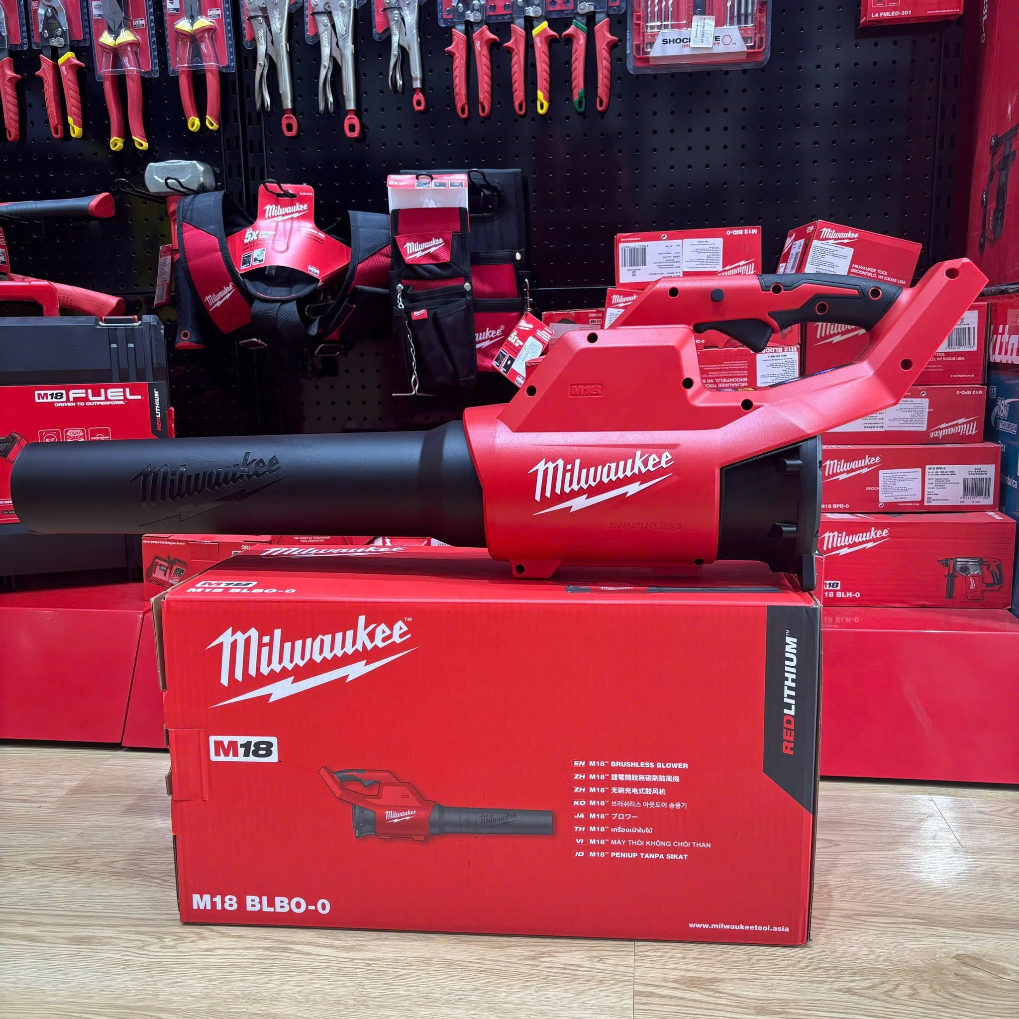 M&aacute;y Thổi Kh&ocirc;ng Chổi Than Milwaukee M18 BLBO-0, Lực Thổi 11N