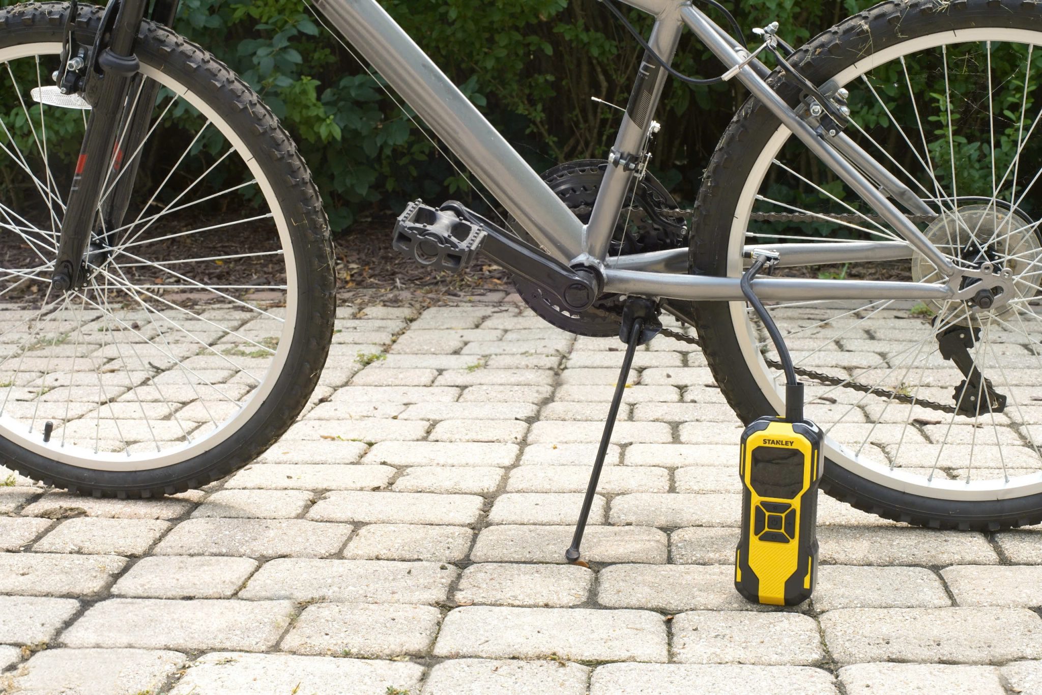 Máy Bơm Xe đa Năng Mini Stanley SXIF0101 Tích Hợp đèn Pin, Sạc Dự Phòng