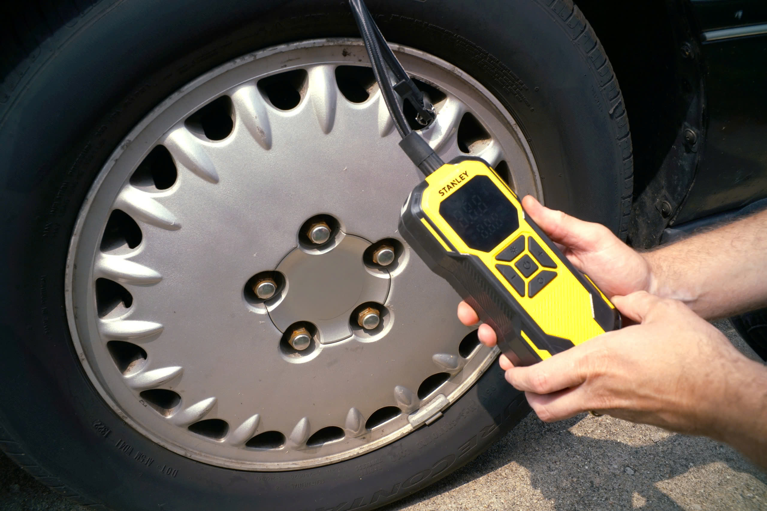 Máy Bơm Xe đa Năng Mini Stanley SXIF0101 Tích Hợp đèn Pin, Sạc Dự Phòng