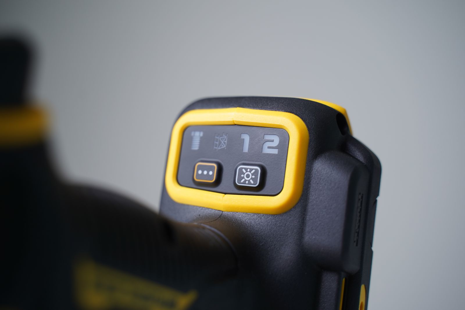Máy Siết Bu Lông Dùng Pin 20V Max DeWalt DCF921N-B1