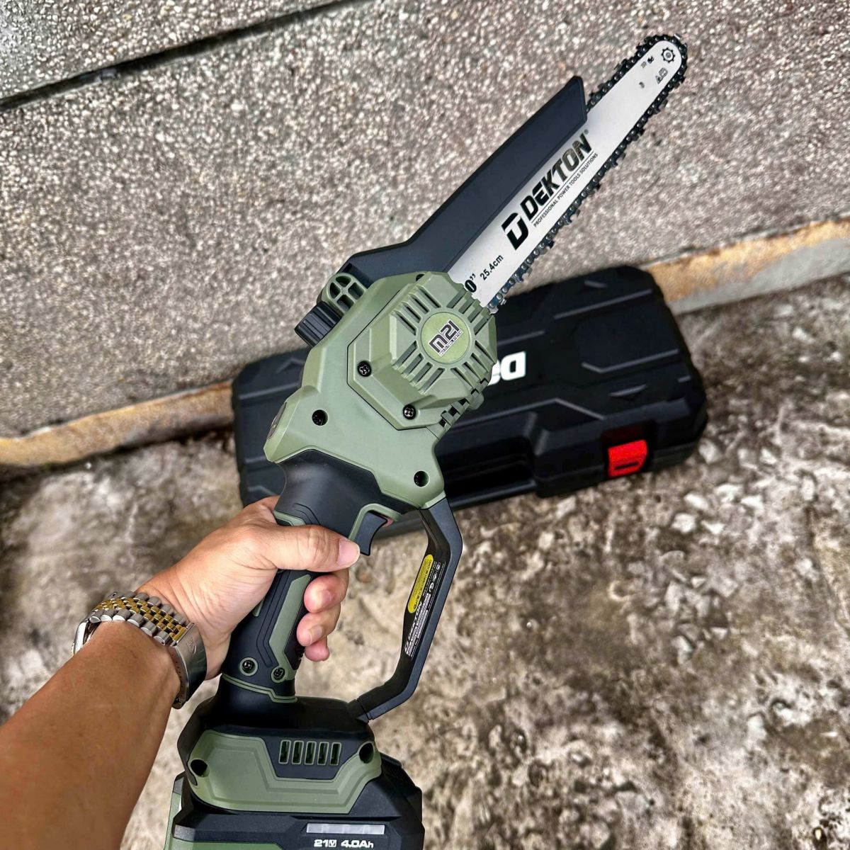 Máy Cưa Xích 10 Inch Dùng Pin 21V Dekton M21-CX10XPRO, Bảo Hành 6 Tháng