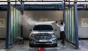 Chọn kh&ocirc;ng gian rộng r&atilde;i, tho&aacute;ng đ&atilde;ng để rửa xe.