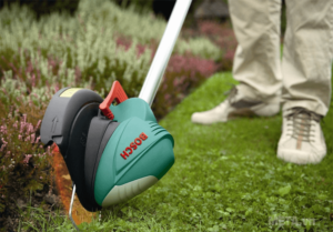 m&aacute;y cắt cỏ c&oacute; thiết kế gọn nhẹ, dễ d&agrave;ng cầm nắm v&agrave; vận h&agrave;nh sẽ gi&uacute;p bạn l&agrave;m việc hiệu quả hơn