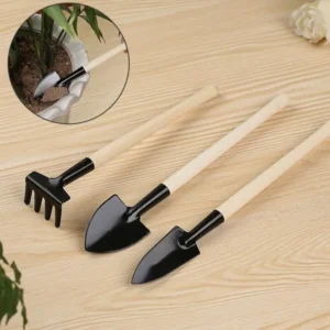 Cuốc v&agrave; xẻng l&agrave; hai trong những dụng cụ kh&ocirc;ng thể thiếu cho bất kỳ khu vườn n&agrave;o